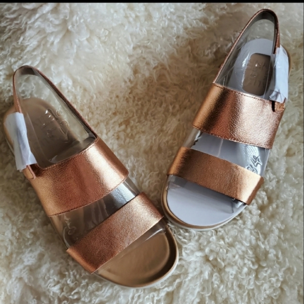 Naturalizer rose gold comfortable sandals 7W